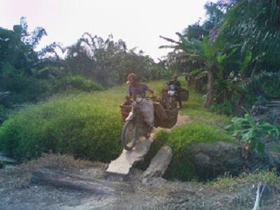  Jembatan dan jalan sei-sepit Menyedihkan